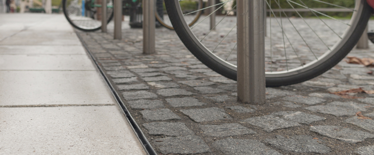 RainDrain Brickslot B 125, paving and bike rack